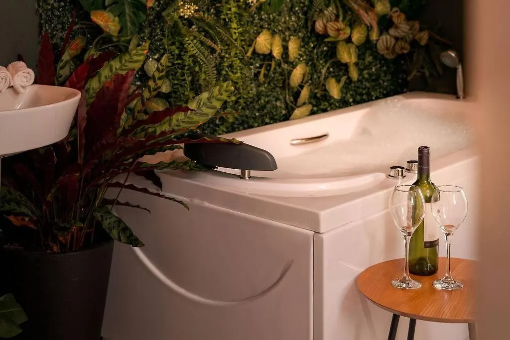 Enchanted Forest Projector Pool Jacuzzi King Bed Appartement Four Roads