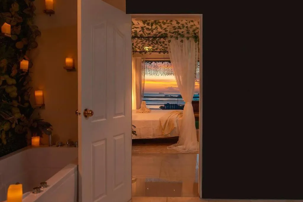 Enchanted Forest Projector Pool Jacuzzi King Bed Appartement Four Roads Trinidad en Tobago