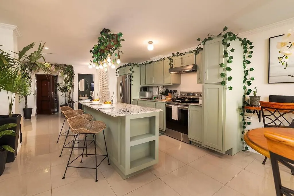 Enchanted Forest Projector Pool Jacuzzi King Bed Appartement Four Roads Trinidad en Tobago