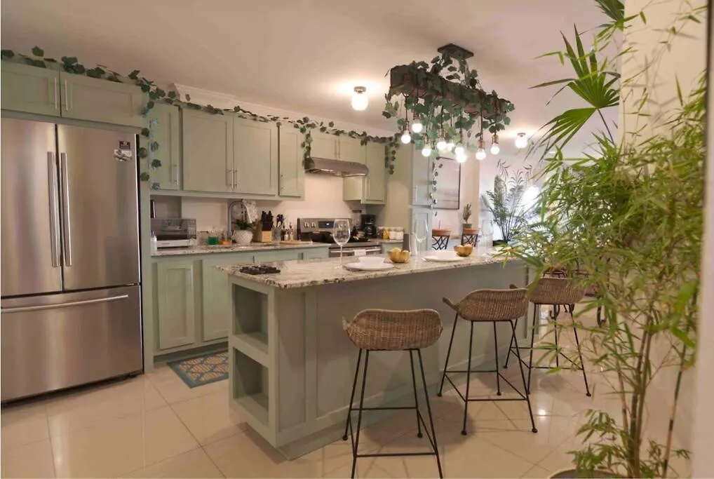 Enchanted Forest Projector Pool Jacuzzi King Bed Appartement Four Roads Trinidad en Tobago