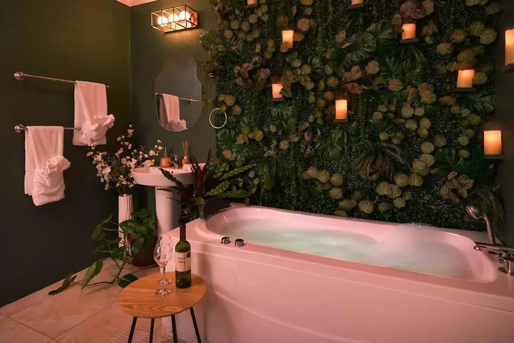 Enchanted Forest Projector Pool Jacuzzi King Bed Appartement Four Roads